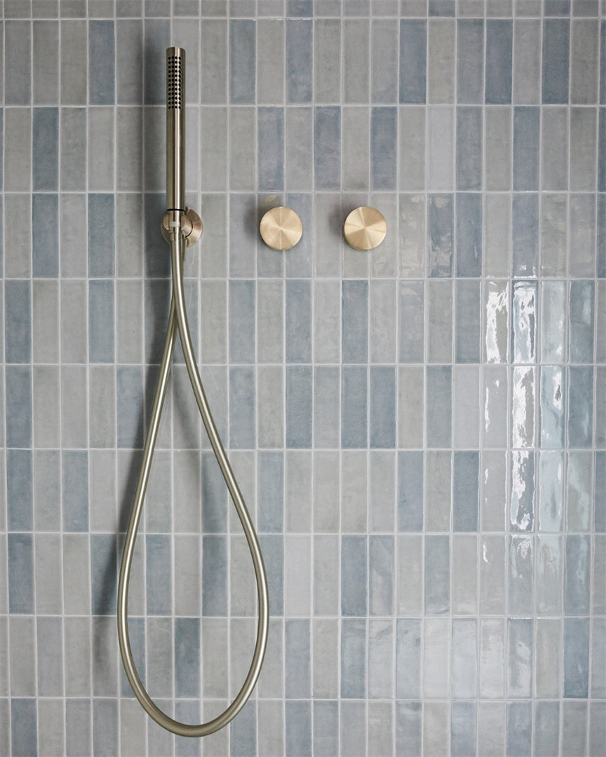 Nero Mecca Slim Shower On Bracket Brushed Gold