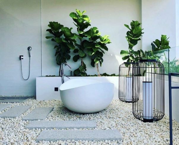 Pietra Bianca Onda Freestanding Bath